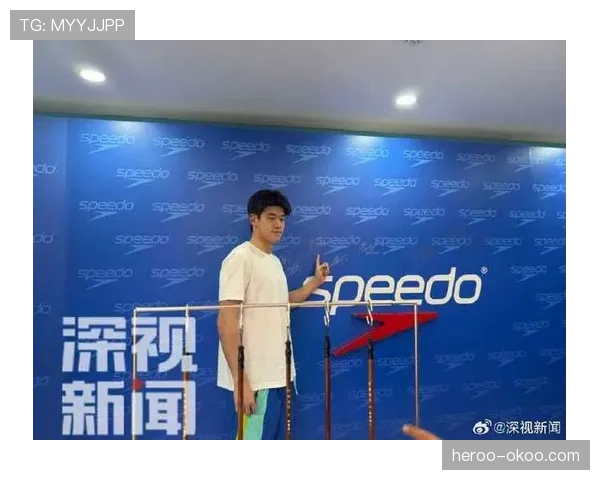 潘展乐训练完直接啃鸡腿，这自律和放纵切换得太丝滑了吧